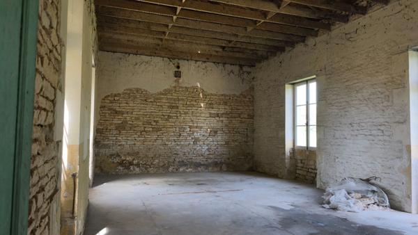 Maison (Ancienne école à rénover)  acces rapide N10 ANGOULEME POITIERS.