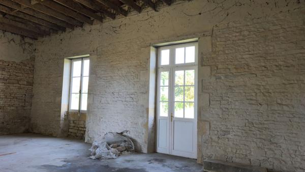 Maison (Ancienne école à rénover)  acces rapide N10 ANGOULEME POITIERS.