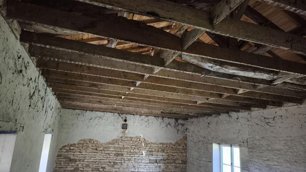Maison (Ancienne école à rénover)  acces rapide N10 ANGOULEME POITIERS.