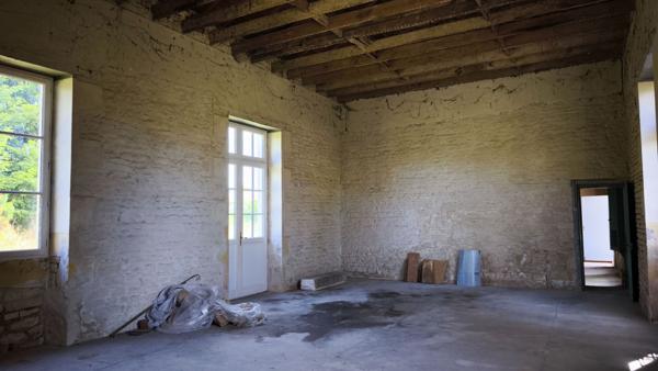 Maison (Ancienne école à rénover)  acces rapide N10 ANGOULEME POITIERS.
