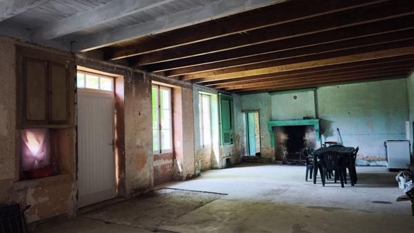 Maison (Ancienne école à rénover)  acces rapide N10 ANGOULEME POITIERS.