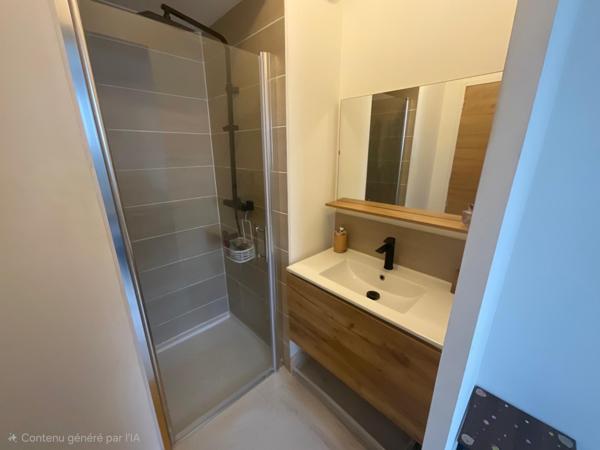 Très bonne maison de 2024, parfaite pour une famille. Dans une ville grandissante et un lotissement paisible.