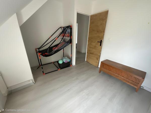 Très bonne maison de 2024, parfaite pour une famille. Dans une ville grandissante et un lotissement paisible.