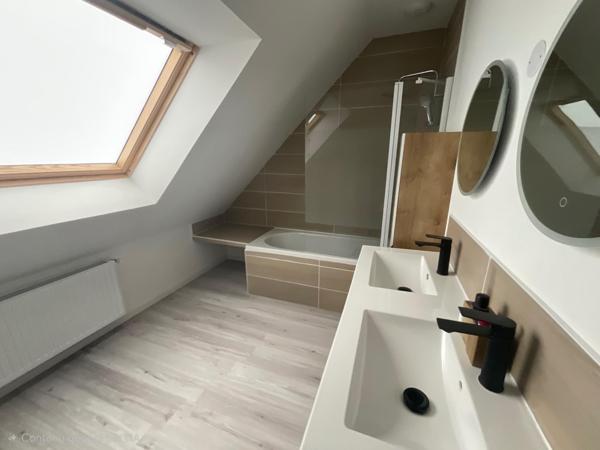 Très bonne maison de 2024, parfaite pour une famille. Dans une ville grandissante et un lotissement paisible.