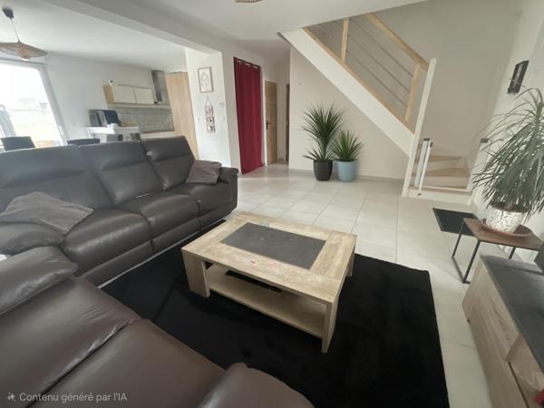 Très bonne maison de 2024, parfaite pour une famille. Dans une ville grandissante et un lotissement paisible.