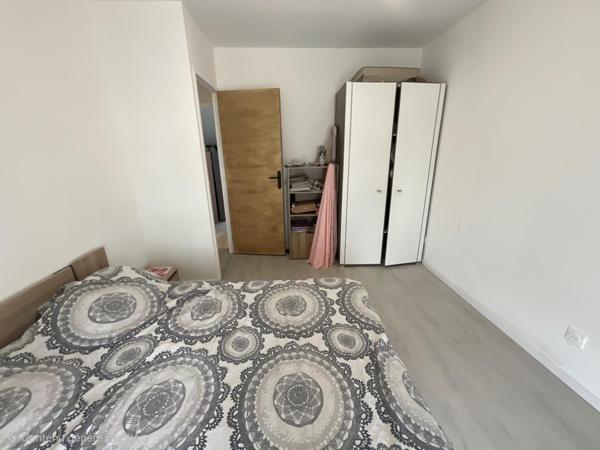 Très bonne maison de 2024, parfaite pour une famille. Dans une ville grandissante et un lotissement paisible.