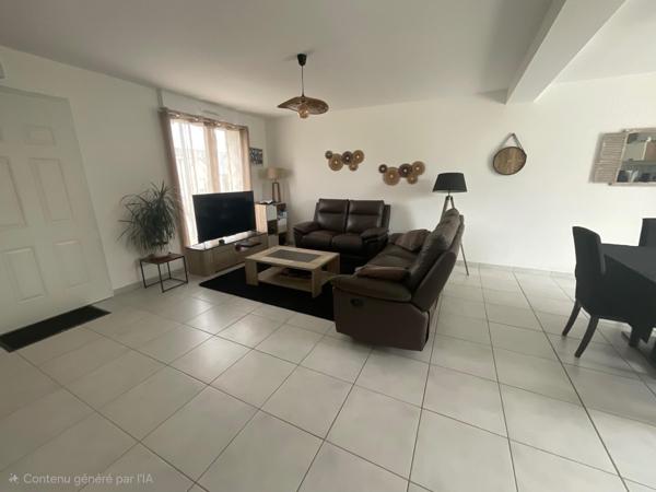 Très bonne maison de 2024, parfaite pour une famille. Dans une ville grandissante et un lotissement paisible.