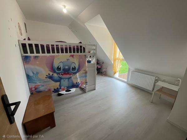 Très bonne maison de 2024, parfaite pour une famille. Dans une ville grandissante et un lotissement paisible.