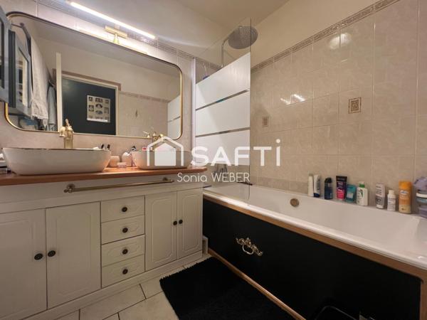 Rareté pour ce bijou de plain pied avec ses 3 chambres habitable de suite