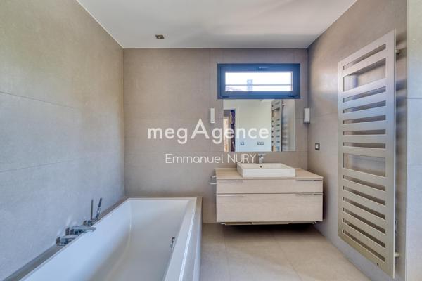 Maison à CHARBONNIERES-LES-BAINS, 69260 - 7 pièces 200m²