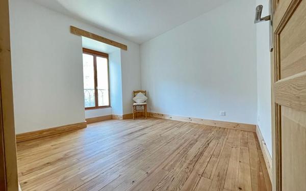 Appartement à louer    3 pièces •  Largentière