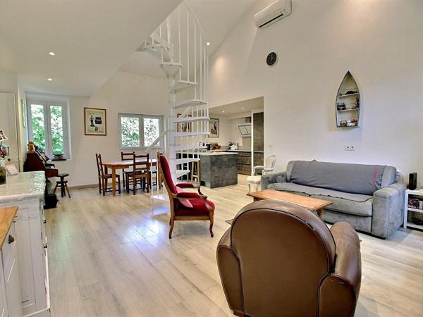 Maison 93m² rénovée avec jardin, 2 Chambres, Mezzanine, Bureau et Grand Garage