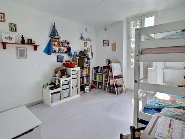 Maison 93m² rénovée avec jardin, 2 Chambres, Mezzanine, Bureau et Grand Garage