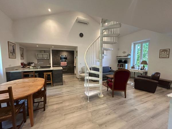 Maison 93m² rénovée avec jardin, 2 Chambres, Mezzanine, Bureau et Grand Garage