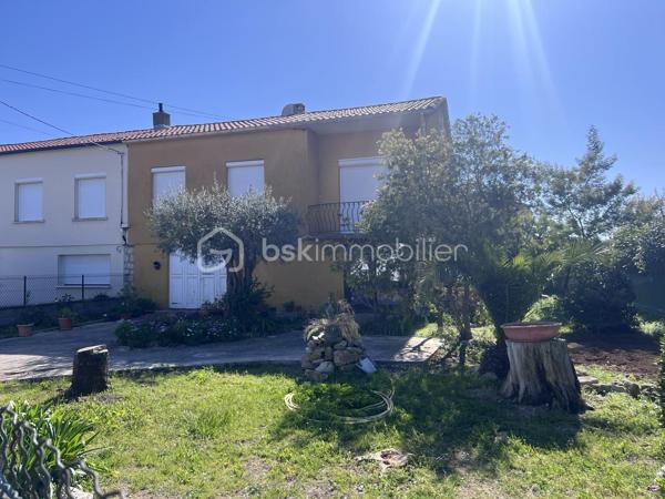 Dans un quartier calme et non loin du centre ville, des écoles et du collège, sur une parcelle de 421 m2, venez découvrir une maison à rénover des années 60 en R+1 d'environ 90 m2 habitables composée :
Au rez de chaussée, une partie aménagée en studio avec pièce à vivre de 18 m2, une cuisine de 7 m2, un hall de 1,61 m2, un garage de 36 m2 avec sanitaire et douche de 5 m2.
Au premier étage, un salon de 16 m2 avec balcon de 3,5 m2 (double vitrage), une cuisine de 8,5 m2 avec balcon, trois chambres de 8,75 m2, de 10,6 m2 et de 8,54 m2, une salle d'eau avec WC de 5 m2 et un dégagement de 5 m2.
Forage, possibilité de stationner plusieurs véhicules dans le jardin.