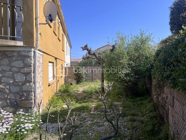 Dans un quartier calme et non loin du centre ville, des écoles et du collège, sur une parcelle de 421 m2, venez découvrir une maison à rénover des années 60 en R+1 d'environ 90 m2 habitables composée :
Au rez de chaussée, une partie aménagée en studio avec pièce à vivre de 18 m2, une cuisine de 7 m2, un hall de 1,61 m2, un garage de 36 m2 avec sanitaire et douche de 5 m2.
Au premier étage, un salon de 16 m2 avec balcon de 3,5 m2 (double vitrage), une cuisine de 8,5 m2 avec balcon, trois chambres de 8,75 m2, de 10,6 m2 et de 8,54 m2, une salle d'eau avec WC de 5 m2 et un dégagement de 5 m2.
Forage, possibilité de stationner plusieurs véhicules dans le jardin.