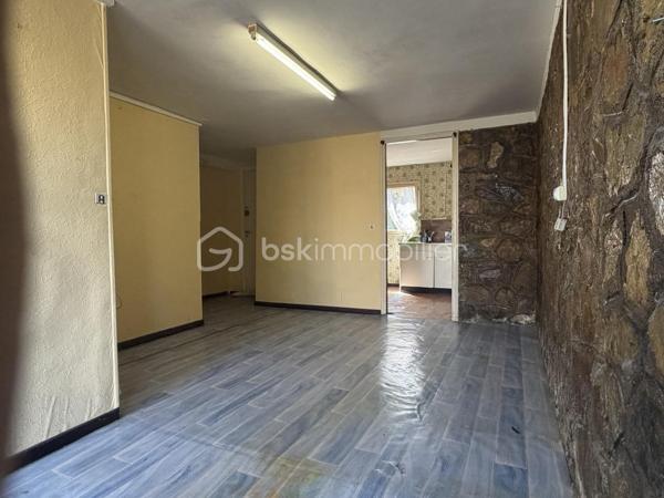 Dans un quartier calme et non loin du centre ville, des écoles et du collège, sur une parcelle de 421 m2, venez découvrir une maison à rénover des années 60 en R+1 d'environ 90 m2 habitables composée :
Au rez de chaussée, une partie aménagée en studio avec pièce à vivre de 18 m2, une cuisine de 7 m2, un hall de 1,61 m2, un garage de 36 m2 avec sanitaire et douche de 5 m2.
Au premier étage, un salon de 16 m2 avec balcon de 3,5 m2 (double vitrage), une cuisine de 8,5 m2 avec balcon, trois chambres de 8,75 m2, de 10,6 m2 et de 8,54 m2, une salle d'eau avec WC de 5 m2 et un dégagement de 5 m2.
Forage, possibilité de stationner plusieurs véhicules dans le jardin.