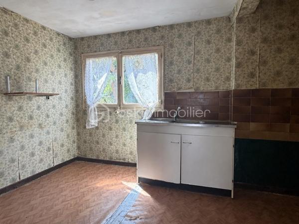 Dans un quartier calme et non loin du centre ville, des écoles et du collège, sur une parcelle de 421 m2, venez découvrir une maison à rénover des années 60 en R+1 d'environ 90 m2 habitables composée :
Au rez de chaussée, une partie aménagée en studio avec pièce à vivre de 18 m2, une cuisine de 7 m2, un hall de 1,61 m2, un garage de 36 m2 avec sanitaire et douche de 5 m2.
Au premier étage, un salon de 16 m2 avec balcon de 3,5 m2 (double vitrage), une cuisine de 8,5 m2 avec balcon, trois chambres de 8,75 m2, de 10,6 m2 et de 8,54 m2, une salle d'eau avec WC de 5 m2 et un dégagement de 5 m2.
Forage, possibilité de stationner plusieurs véhicules dans le jardin.