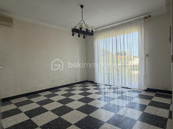 Dans un quartier calme et non loin du centre ville, des écoles et du collège, sur une parcelle de 421 m2, venez découvrir une maison à rénover des années 60 en R+1 d'environ 90 m2 habitables composée :
Au rez de chaussée, une partie aménagée en studio avec pièce à vivre de 18 m2, une cuisine de 7 m2, un hall de 1,61 m2, un garage de 36 m2 avec sanitaire et douche de 5 m2.
Au premier étage, un salon de 16 m2 avec balcon de 3,5 m2 (double vitrage), une cuisine de 8,5 m2 avec balcon, trois chambres de 8,75 m2, de 10,6 m2 et de 8,54 m2, une salle d'eau avec WC de 5 m2 et un dégagement de 5 m2.
Forage, possibilité de stationner plusieurs véhicules dans le jardin.