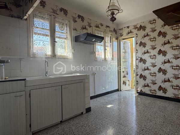 Dans un quartier calme et non loin du centre ville, des écoles et du collège, sur une parcelle de 421 m2, venez découvrir une maison à rénover des années 60 en R+1 d'environ 90 m2 habitables composée :
Au rez de chaussée, une partie aménagée en studio avec pièce à vivre de 18 m2, une cuisine de 7 m2, un hall de 1,61 m2, un garage de 36 m2 avec sanitaire et douche de 5 m2.
Au premier étage, un salon de 16 m2 avec balcon de 3,5 m2 (double vitrage), une cuisine de 8,5 m2 avec balcon, trois chambres de 8,75 m2, de 10,6 m2 et de 8,54 m2, une salle d'eau avec WC de 5 m2 et un dégagement de 5 m2.
Forage, possibilité de stationner plusieurs véhicules dans le jardin.