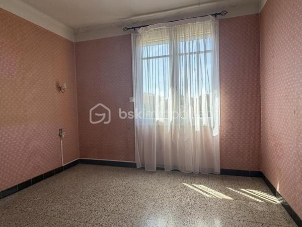 Dans un quartier calme et non loin du centre ville, des écoles et du collège, sur une parcelle de 421 m2, venez découvrir une maison à rénover des années 60 en R+1 d'environ 90 m2 habitables composée :
Au rez de chaussée, une partie aménagée en studio avec pièce à vivre de 18 m2, une cuisine de 7 m2, un hall de 1,61 m2, un garage de 36 m2 avec sanitaire et douche de 5 m2.
Au premier étage, un salon de 16 m2 avec balcon de 3,5 m2 (double vitrage), une cuisine de 8,5 m2 avec balcon, trois chambres de 8,75 m2, de 10,6 m2 et de 8,54 m2, une salle d'eau avec WC de 5 m2 et un dégagement de 5 m2.
Forage, possibilité de stationner plusieurs véhicules dans le jardin.