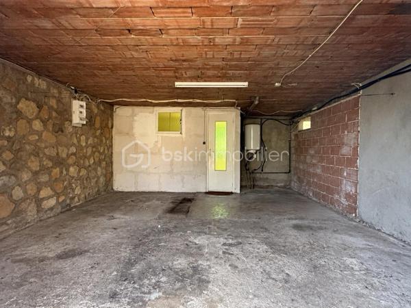 Dans un quartier calme et non loin du centre ville, des écoles et du collège, sur une parcelle de 421 m2, venez découvrir une maison à rénover des années 60 en R+1 d'environ 90 m2 habitables composée :
Au rez de chaussée, une partie aménagée en studio avec pièce à vivre de 18 m2, une cuisine de 7 m2, un hall de 1,61 m2, un garage de 36 m2 avec sanitaire et douche de 5 m2.
Au premier étage, un salon de 16 m2 avec balcon de 3,5 m2 (double vitrage), une cuisine de 8,5 m2 avec balcon, trois chambres de 8,75 m2, de 10,6 m2 et de 8,54 m2, une salle d'eau avec WC de 5 m2 et un dégagement de 5 m2.
Forage, possibilité de stationner plusieurs véhicules dans le jardin.