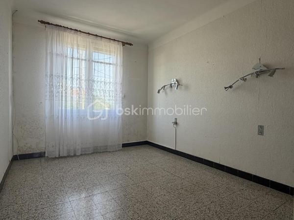 Dans un quartier calme et non loin du centre ville, des écoles et du collège, sur une parcelle de 421 m2, venez découvrir une maison à rénover des années 60 en R+1 d'environ 90 m2 habitables composée :
Au rez de chaussée, une partie aménagée en studio avec pièce à vivre de 18 m2, une cuisine de 7 m2, un hall de 1,61 m2, un garage de 36 m2 avec sanitaire et douche de 5 m2.
Au premier étage, un salon de 16 m2 avec balcon de 3,5 m2 (double vitrage), une cuisine de 8,5 m2 avec balcon, trois chambres de 8,75 m2, de 10,6 m2 et de 8,54 m2, une salle d'eau avec WC de 5 m2 et un dégagement de 5 m2.
Forage, possibilité de stationner plusieurs véhicules dans le jardin.