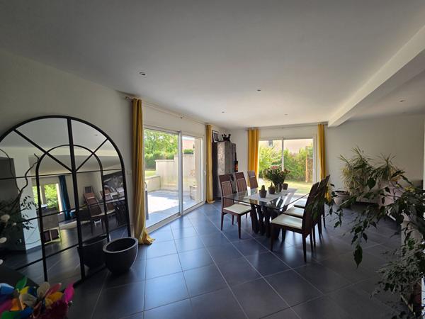 Maison familiale récente La Croix Georgette avec 4 chambres, double garage, jardin et dépendance