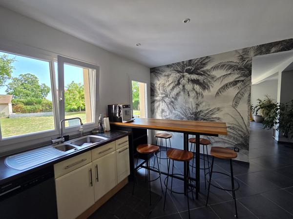 Maison familiale récente La Croix Georgette avec 4 chambres, double garage, jardin et dépendance