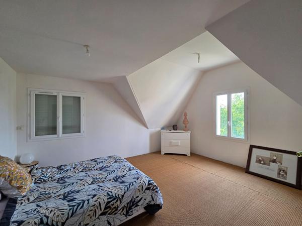 Maison familiale récente La Croix Georgette avec 4 chambres, double garage, jardin et dépendance