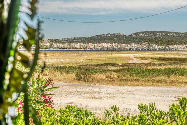 Propriété double sur la plage des Chalets : duplex panoramique et dépendance