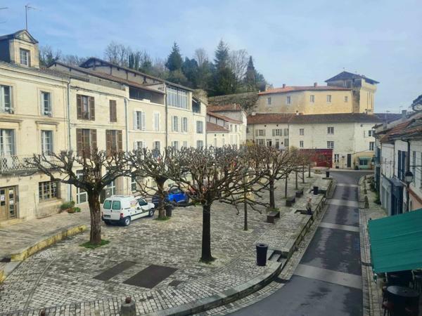 En plein coeur d'Aubeterre Bâtisse avec local commercial et appartement