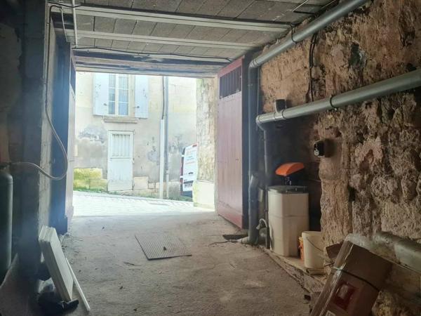 En plein coeur d'Aubeterre Bâtisse avec local commercial et appartement