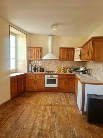 En plein coeur d'Aubeterre Bâtisse avec local commercial et appartement