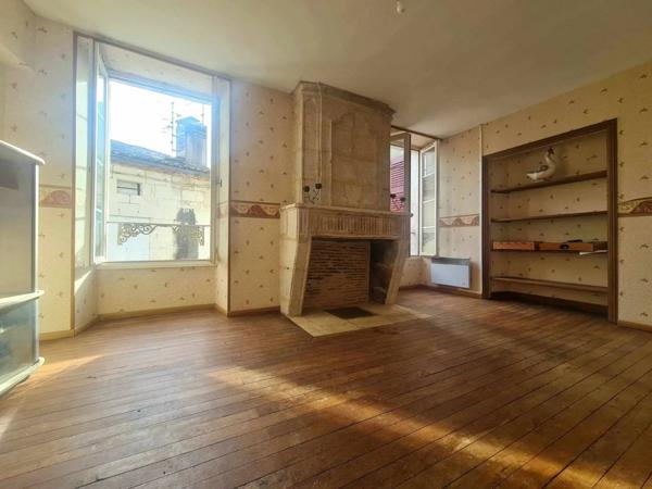 En plein coeur d'Aubeterre Bâtisse avec local commercial et appartement