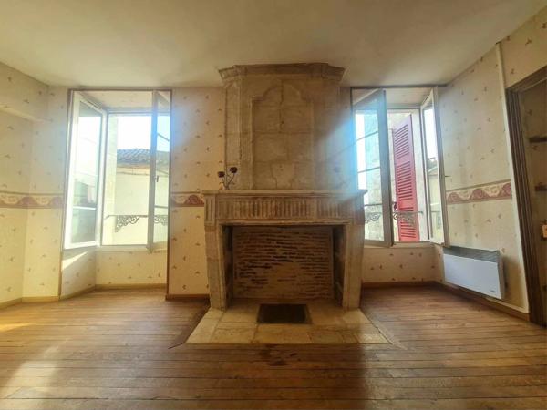 En plein coeur d'Aubeterre Bâtisse avec local commercial et appartement