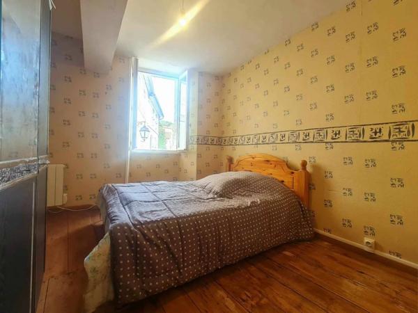 En plein coeur d'Aubeterre Bâtisse avec local commercial et appartement