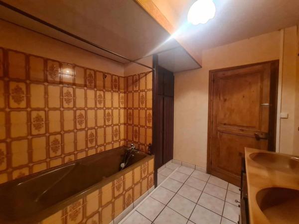 En plein coeur d'Aubeterre Bâtisse avec local commercial et appartement