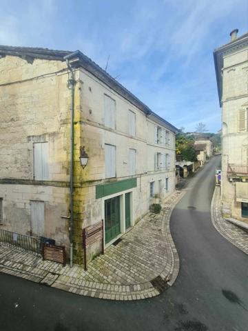 En plein coeur d'Aubeterre Bâtisse avec local commercial et appartement