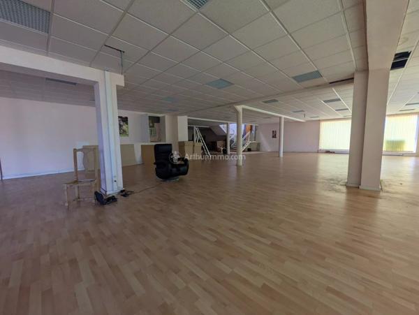 Vente                                                      Local commercial
                        
                                         680 m2                     à Liffol-le-Grand