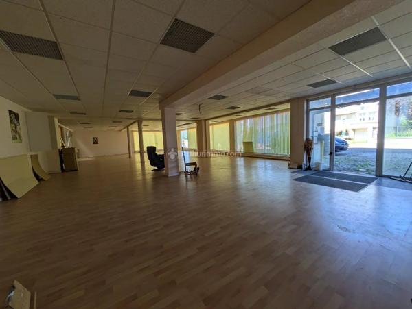Vente                                                      Local commercial
                        
                                         680 m2                     à Liffol-le-Grand