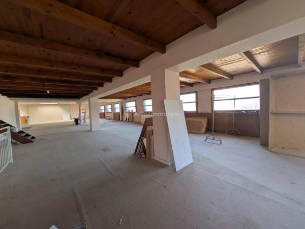 Vente                                                      Local commercial
                        
                                         680 m2                     à Liffol-le-Grand