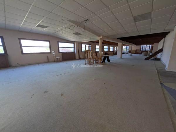 Vente                                                      Local commercial
                        
                                         680 m2                     à Liffol-le-Grand