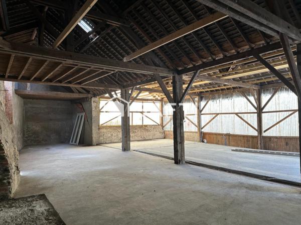Opportunité d'investissement – Local commercial/artisanal de 350 m² sur grand terrain, fort potentiel de réhabilitation