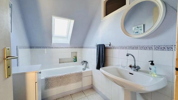 À vendre – Superbe maison traditionnelle idéalement située à Crozon, à deux pas du centre-ville et de toutes ses commodités.