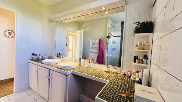 À vendre – Superbe maison traditionnelle idéalement située à Crozon, à deux pas du centre-ville et de toutes ses commodités.