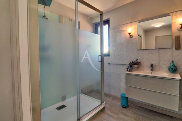 PROPRIETE DE 220M2 AVEC PISCINE SUR 3388M2 DE TERRAIN DEPENDANCE GARAGE ATELIER