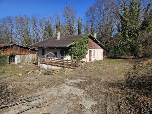 Sur la commune prisée de Saint Martin d’Uriage, découvrez une opportunité rare de rénover une maison selon vos envies, avec le soutien de deux conseillère en immobilier, Patricia Acquaviva (EI) et Céline Scaduto (EI). Cette maison, entièrement à rénover, est déjà pensée et conçue par un architecte, offrant ainsi un projet sur mesure qui répondra à vos attentes.

Implantée sur un terrain spacieux de 917 m², cette propriété offre un cadre idéal pour une rénovation qui saura sublimer son potentiel tout en respectant vos besoins et vos goûts personnels.

Il est à noter que les plans proposés ne sont pas définitifs et peuvent être modifiés selon vos souhaits. Que vous soyez à la recherche d’une transformation totale ou d’une adaptation plus légère. 

Cette maison, pleine de potentiel, vous offre une occasion unique de réaliser un projet immobilier personnalisé dans un cadre agréable et recherché. Venez découvrir ce bien avec Patricia Acquaviva et Céline Scaduto, qui sauront vous accompagner tout au long de ce processus de rénovation.