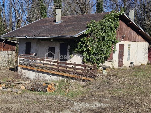 Sur la commune prisée de Saint Martin d’Uriage, découvrez une opportunité rare de rénover une maison selon vos envies, avec le soutien de deux conseillère en immobilier, Patricia Acquaviva (EI) et Céline Scaduto (EI). Cette maison, entièrement à rénover, est déjà pensée et conçue par un architecte, offrant ainsi un projet sur mesure qui répondra à vos attentes.

Implantée sur un terrain spacieux de 917 m², cette propriété offre un cadre idéal pour une rénovation qui saura sublimer son potentiel tout en respectant vos besoins et vos goûts personnels.

Il est à noter que les plans proposés ne sont pas définitifs et peuvent être modifiés selon vos souhaits. Que vous soyez à la recherche d’une transformation totale ou d’une adaptation plus légère. 

Cette maison, pleine de potentiel, vous offre une occasion unique de réaliser un projet immobilier personnalisé dans un cadre agréable et recherché. Venez découvrir ce bien avec Patricia Acquaviva et Céline Scaduto, qui sauront vous accompagner tout au long de ce processus de rénovation.