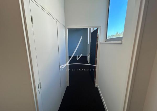 CAEN – ENSEMBLE IMMOBILIER PROFESSIONNEL DE PLAIN PIEDS – ENV. 600 M²